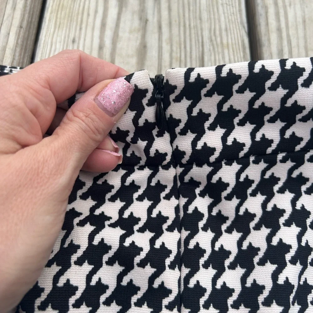 Michael Kors Ladies Houndstooth Black And Pink w/Slit Pencil‎ Skirt Sz 4 Zipper